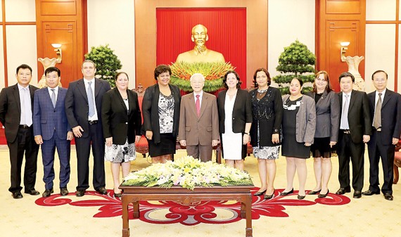 Tổng Bí thư Nguyễn Phú Trọng với các đại biểu Cuba. Ảnh: TTXVN