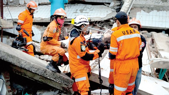 Nhân viên cứu hộ tiếp tục tìm kiếm các nạn nhân trong đống đổ nát sau thảm họa sóng thần