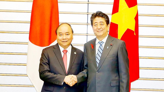 Thủ tướng Nhật Bản Shinzo Abe đón và hội đàm với Thủ tướng Nguyễn Xuân Phúc. Ảnh: TTXVN