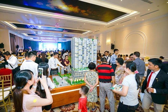 Thiết lập mặt bằng giá mới căn hộ chung cư Khách hàng tham quan dự án D-Vela.