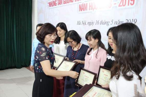 Trao giải cuộc thi “Những tấm gương tâm huyết, sáng tạo học và làm theo lời Bác” Trao giải cho các tác giả đoạt giải