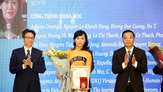  PGS Nguyễn Lê Khánh Hằng nhận giải thưởng Tạ Quang Bửu