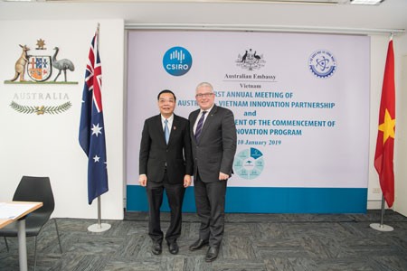 Mr Craig Chittick Australian Ambassador to Vietnam and H.E. Mr Chu Ngoc Anh, Minister of Science and Technology at the launch of Aus4Innovation program (Photo: Courtesy of Australian Embassy )