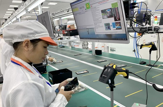 Sản xuất Äiá»n thoại di Äá»ng tại nhà máy Vsmart, sản phẩm âMake in Vietnamâ. Ảnh: T.BA