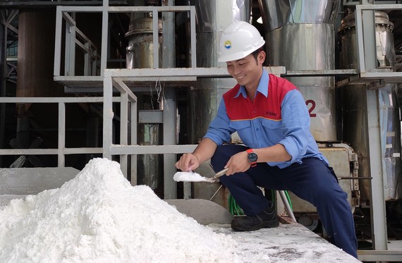 Anh Hà Trầm Huy kiểm tra độ khô của muối  được sấy từ nguồn năng lượng thu hồi trong sản xuất