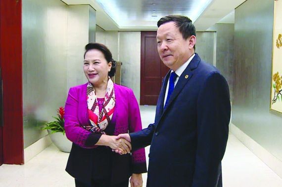 越南国会主席拜访苏州市委书记 国会主席阮氏金银(左)拜访苏州市委书记周乃翔。(图源:VOV)