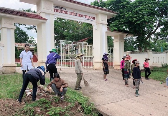 Người dân tham gia vệ sinh môi trường, phòng chống dịch sốt xuất huyết