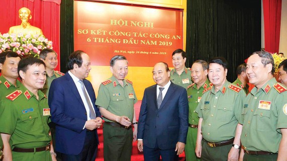 Thủ tướng Nguyễn Xuân Phúc với các đại biểu dự hội nghị. Ảnh: TTXVN