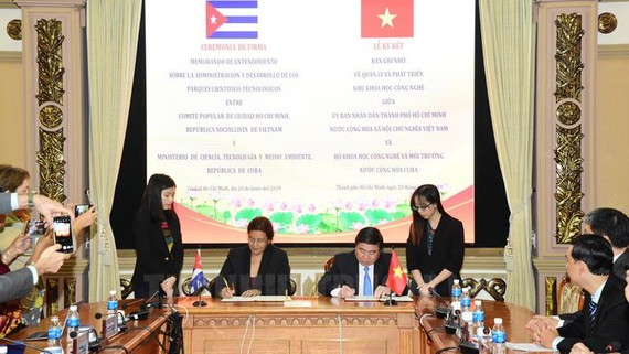 Lễ ký kết giữa UBND TPHCM cùng Bộ Khoa học, Công nghệ và Môi trường Cuba