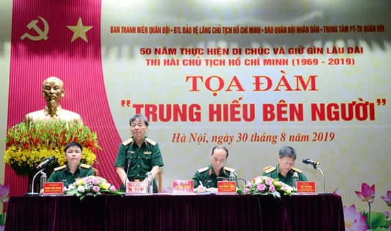 Thiếu tướng Phạm Văn Huấn, Bí thư Đảng ủy, Tổng Biên tập Báo Quân đội nhân dân phát biểu đề dẫn tọa đàm.