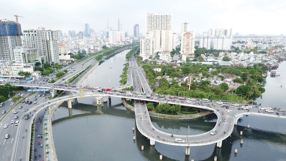 Cầu Nguyễn Văn Cừ, TPHCM. Ảnh: HOÀNG HÙNG