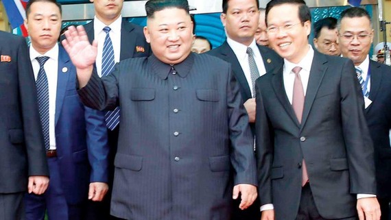 Chủ tịch Triều Tiên Kim Jong-un vẫy tay chào người dân tỉnh Lạng Sơn  ra đón đoàn tại ga Đồng Đăng vào sáng 26-2.    Ảnh: TTXVN