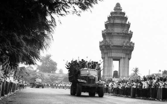 Nhân dân thủ đô Phnôm Pênh tiễn quân tình nguyện Việt Nam về nước. Ảnh: TTXVN