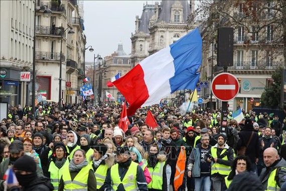 Pháp: Phe Áo vàng tiếp tục đổ về nhiều thành phố