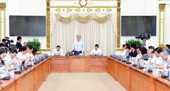 Bí thư Thành ủy TPHCM Nguyễn Thiện Nhân phát biểu tại buổi sơ kết. Ảnh: Việt Dũng