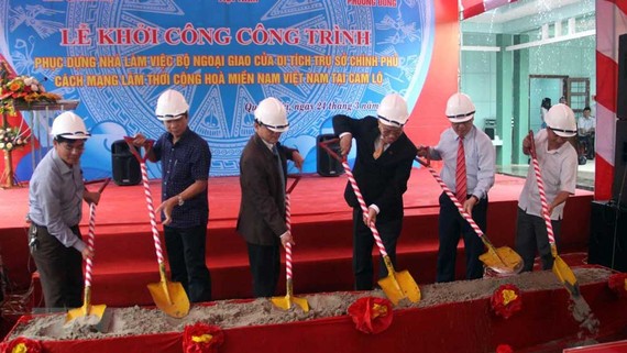 Các đại biểu động thổ khởi công công trình. Ảnh: Trịnh Bang Nhiệm/TTXVN