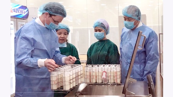 Ngân hàng sữa mẹ của Bệnh viện Từ Dũ với những chai sữa mẹ đầu tiên đã được sàng lọc và thanh trùng theo chuẩn quốc tế