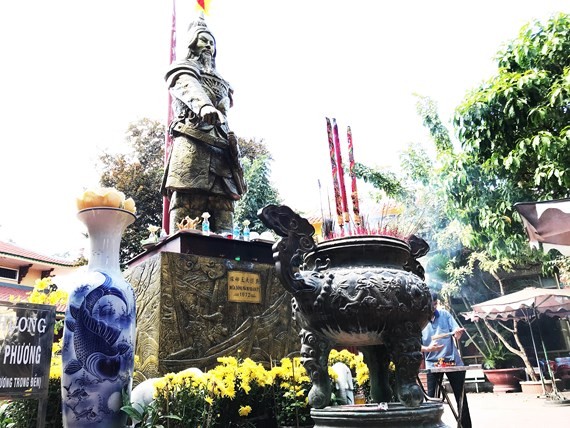 Di dời lư hương tại tượng đài Trần Hưng Đạo về nơi tôn nghiêm