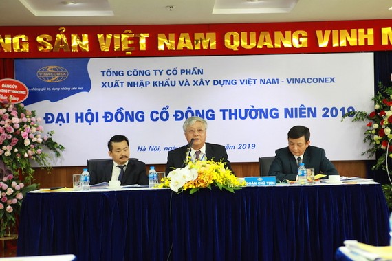 Ông Đào Ngọc Thanh (giữa) - Chủ tịch HĐQT Vinaconex.