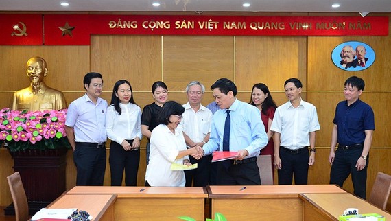 Trưởng Ban Tuyên giáo Thành ủy TP Hồ Chí Minh Thân Thị Thư và Tổng Biên tập Báo điện tử Đảng Cộng sản Việt Nam Trần Doãn Tiến ký kết Chương trình phối hợp giai đoạn 2019 - 2021.