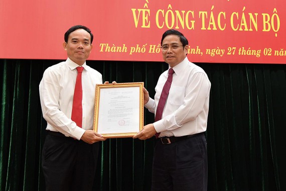 Đồng chí Trần Lưu Quang nhận quyết định giữ chức Phó Bí thư Thường trực Thành ủy TPHCM. Ảnh: VIỆT DŨNG