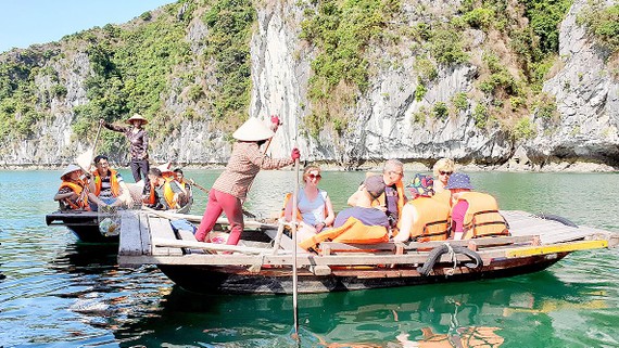 Du khách nước ngoài tham quan vịnh Lan Hạ ở quần thể danh thắng vịnh Hạ Long