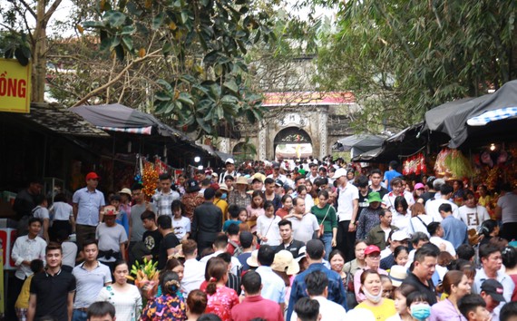 Đông đảo du khách thập phương đã đổ về dự lễ khai hội chùa Hương 2019