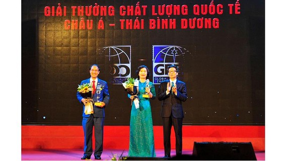Phó Thủ tướng Vũ Đức Đam trao Giải thưởng Chất lượng Quốc tế Châu Á - Thái Bình Dương cho đại diện VietinBank