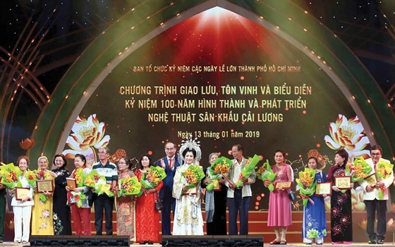 HCMC party secretary Nguyen Thien Nhan present certificates of merit to artists. 