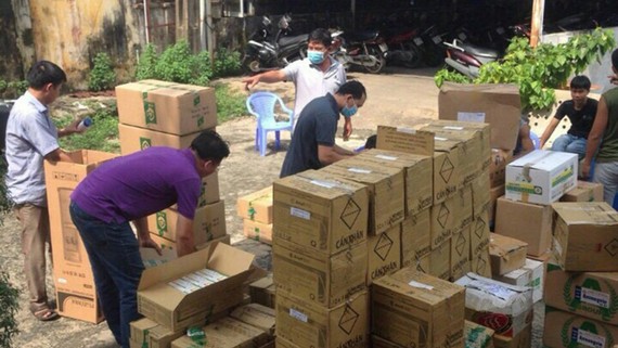 Kiểm đếm tang vật thu được của vụ &aacute;n