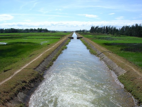 Trong giai đoạn chuyển tiếp, hàng triệu nông dân trên cả nước sẽ là một trong các đối tượng phải đóng tiền sử dụng nước từ các hoạt động cung ứng sản phẩm, dịch vụ công ích thủy lợi