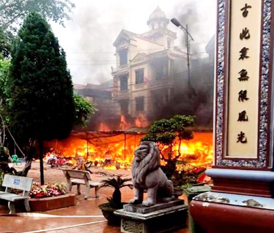 Hỏa hoạn thiêu rụi 9 gian hàng kinh doanh tại Đền Mẫu Đồng Đăng