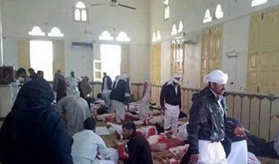 Thi thể các nạn nhân tại hiện trường vụ tấn công đền thờ Al Rawdah ngày 24-11. (Nguồn: L'Espresso/TTXVN)