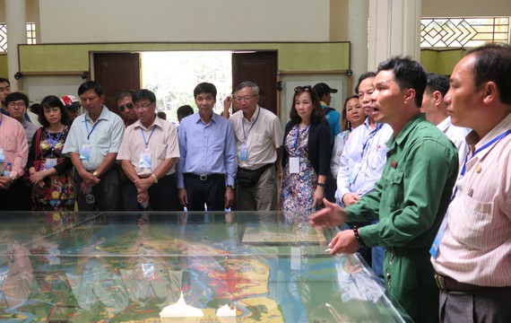 Người Việt Nam ở nước ngoài đến huyện Cần Giờ (TPHCM) nghe giới thiệu về hoạt động của Đoàn 10 Đặc công rừng Sác - mật danh T10, trong kháng chiến