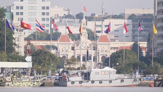 Lễ thượng cờ ASEAN. Ảnh: HOÀNG HÙNG