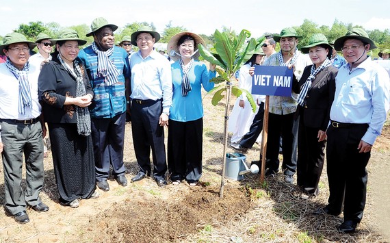 Chủ tịch Quốc hội Nguyễn Thị Kim Ngân cùng các đại biểu tại công viên Rừng Sác, Cần Giờ. Ảnh: HỒ LONG