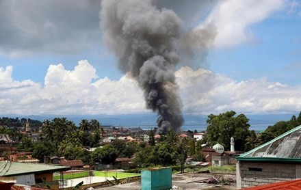 Quân đội Philippines lần đầu tiên dùng hỏa lực hạng nặng để đối phó phiến quân Maute ở Marawi. Ảnh: Reuters.