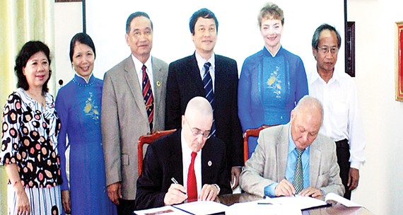 Đại học Bình Dương: 20 năm góp sức vì nền giáo dục mở Ngày 02/6/2012, GS.TS Carroll - Hiệu trưởng Đại học Benedictine Hoa Kỳ và GS.VS Cao Văn Phường - Hiệu trưởng Đại học Bình Dương ký kết phụ lục tiếp tục chương trình đào tạo MBA liên kết