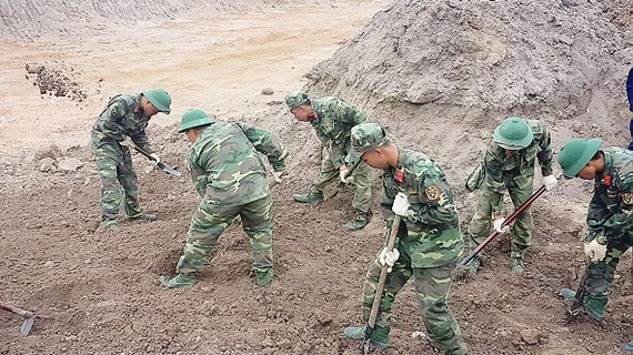 Lực lượng Công binh Bộ Tư lệnh TPHCM tham gia tìm kiếm hài cốt liệt sĩ hy sinh trong trận đánh chiếm sân bay Tân Sơn Nhất Tết Mậu Thân 1968. Ảnh: HOÀI NAM