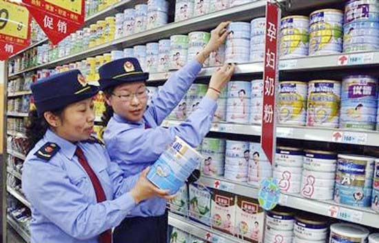 Chưa trị tận gốc Kiểm tra chất lượng sữa bột trẻ em tại môt siêu thị ở Liên Vân Cảng, tỉnh Giang Tô, Trung Quốc. Ảnh: China Daily