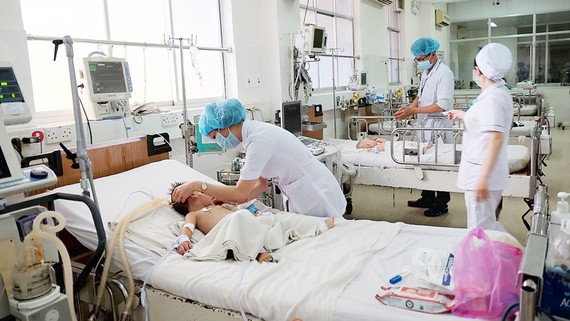 Bệnh nhi sốt xuất huyết đang điều trị tại Bệnh viện Nhi đồng 1, TPHCM 