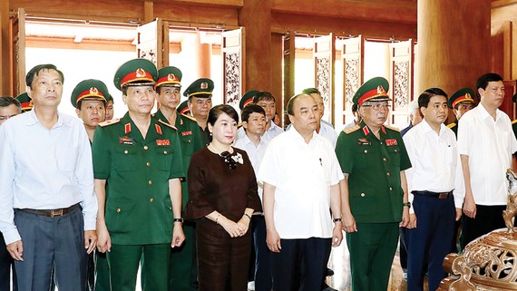 Thủ tướng Nguyễn Xuân Phúc dâng hương tưởng nhớ Chủ tịch Hồ Chí Minh Thủ tướng Nguyễn Xuân Phúc và các đại biểu dâng hương tưởng niệm tại Nhà tưởng niệm Chủ tịch Hồ Chí Minh, Khu di tích lịch sử K9