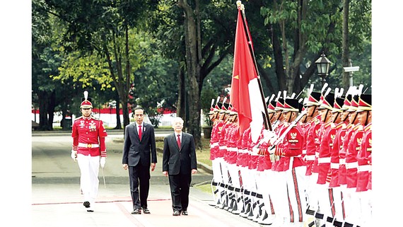 Tổng Bí thư Nguyễn Phú Trọng và Tổng thống Indonesia Joko Widodo duyệt đội danh dự tại lễ đón