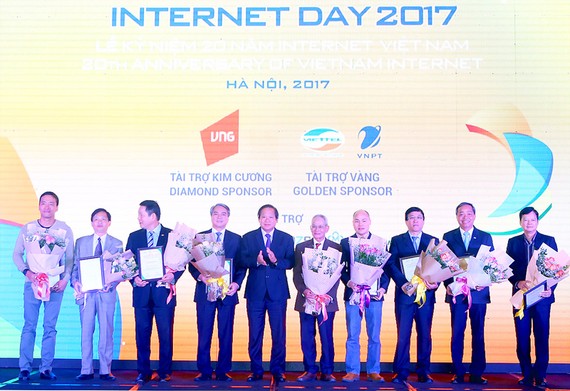 Bộ trưởng Bộ TT-TT Trương Minh Tuấn tặng hoa chúc mừng 10 cá nhân được bình chọn có ảnh hưởng lớn nhất đến Internet Việt Nam giai đoạn 2007 - 2017  ​