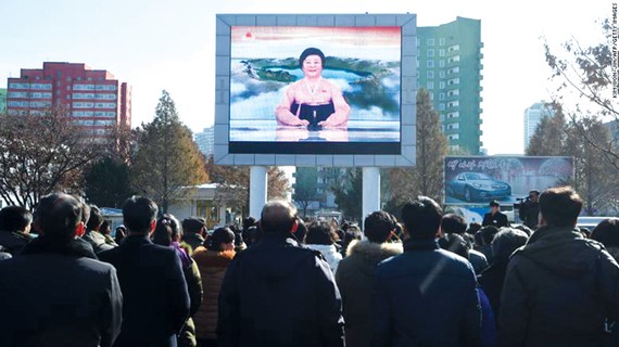 Người dân Hàn Quốc theo dõi thông tin của truyền hình Triều Tiên về vụ thử nghiệm tên lửa, ngày 29-11