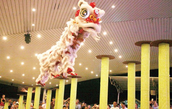 Li&ecirc;n hoan biểu diễn l&acirc;n - sư - rồng, một hoạt động văn h&oacute;a truyền thống mỗi dịp xu&acirc;n về. Ảnh: Dũng Phương