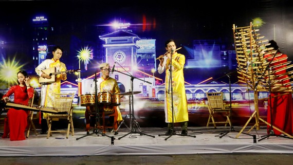 Kết hợp biểu diễn các loại nhạc cụ tại Ho Chi Minh City Street Show. Ảnh: VÕ THẮM