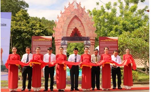Lễ cắt băng khai mạc trưng bày “Chuỗi di sản văn hóa tháp Chăm các tỉnh miền Trung”. 