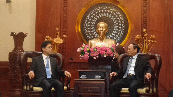 Ông Tất Thành Cang, Phó Bí thư thường trực Thành ủy (bìa phải) tiếp ông Lee Si Hyung, Chủ tịch Quỹ giao lưu quốc tế Hàn Quốc. Ảnh: VOH