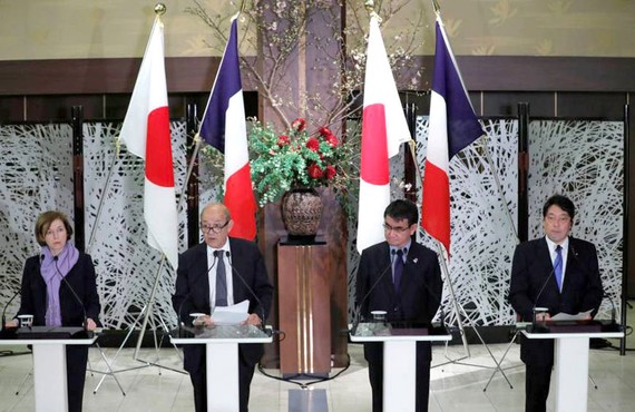 Bộ trưởng Quốc phòng Pháp Florence Parly (bìa trái) trong cuộc gặp với Bộ trưởng Quốc phòng Nhật Bản Itsunori Onodera (bìa phải)